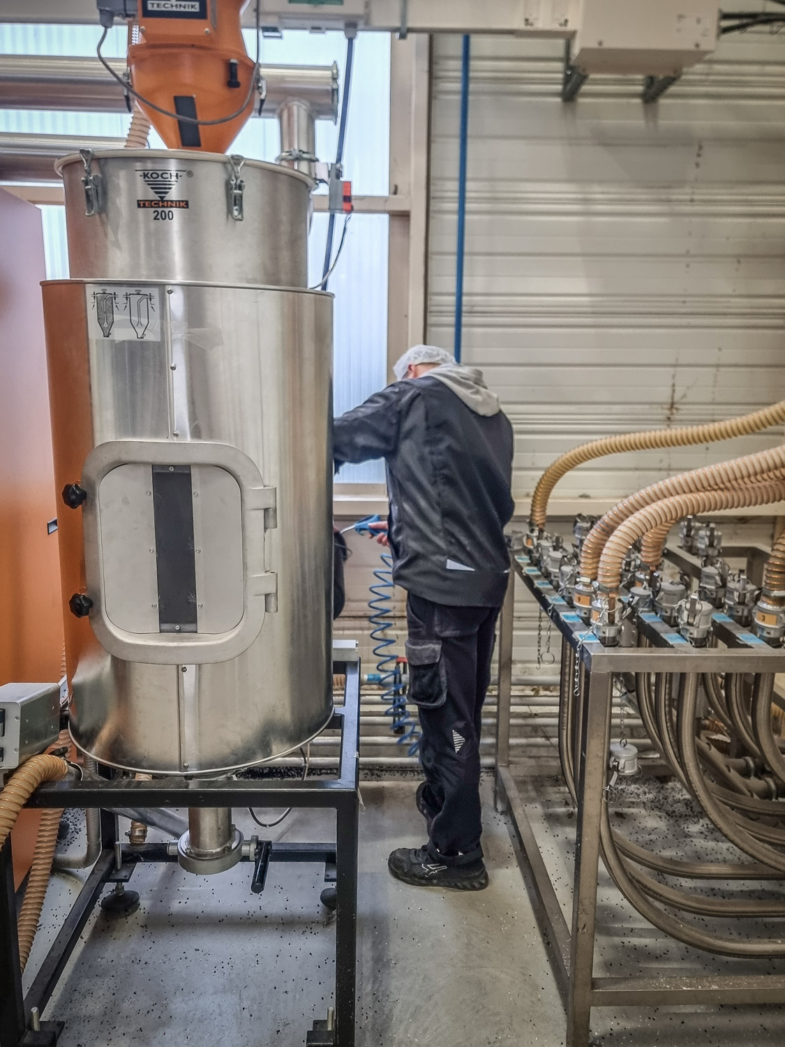 Atouts des plastiques secteur : l'alimentation centralisée des matières premières, l'efficacité de la production et confort collaborateurs